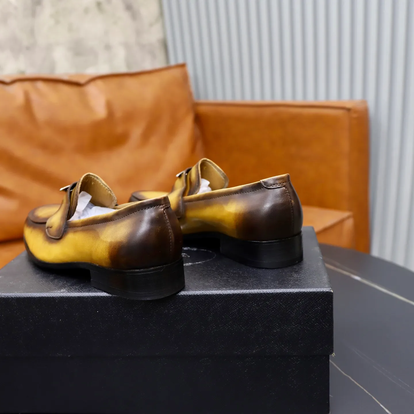 Ex-factory price: 520💰[PRADA] Prada's new casual men's shoes are launched in Hong Kong counters. Official website 1:1 production. Italian washed cowhide + water-dyed leather lining. Designed by European and American masters. Perfect shape to create counter quality, solid color rubber wear-resistant outsole and classic dazzling head! Super versatile and very comfortable. High-end without losing taste, fashionable and novel! ! Absolute focus! 3 colors available! Code number 38-45